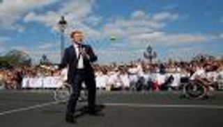 رئيس فرنسا يروج لملف الأوليمبياد بلعب التنس