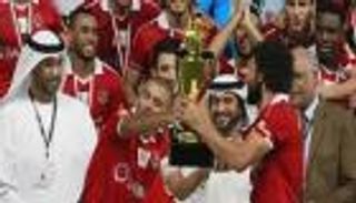 لفتة رائعة بين قائدي الأهلي قبل استلام درع الدوري