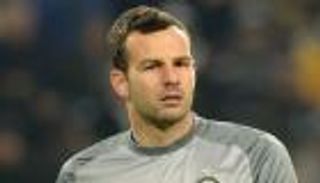 إنتر  يُخيّر هاندانوفيتش بين اللعب بالقدم أو الرحيل