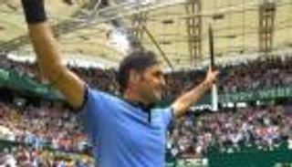 فيدرير يسحق زفيريف ويفوز ببطولة هاله للتنس 