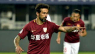 بالفيديو.. لافيتزي يركل لاعبا في الدوري الصيني