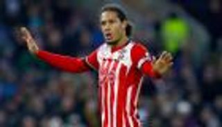 أرسنال يسهل مهمة ليفربول في خطف مدافع ساوثهامبتون.