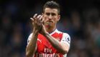 ميلان يلجأ إلى قائد أرسنال لاستعادة أمجاده