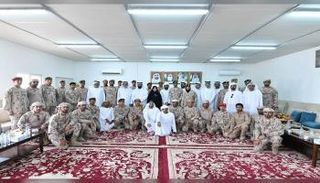 أمل القبيسي رئيسة المجلس الوطني الاتحادي برفقة جنود الإمارات في اليمن