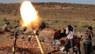 عناصر من المعارضة المسلحة خلال قصف في القنيطرة (رويترز)