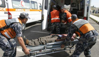 قوات الدفاع المدني تنقذ المصابين