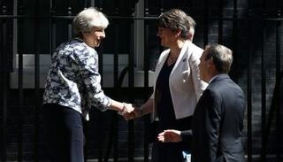 تيريزا ماي تصافح زعيمة الحزب الديمقراطي