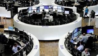 متعاملون أثناء التداول في بورصة فرانكفورت