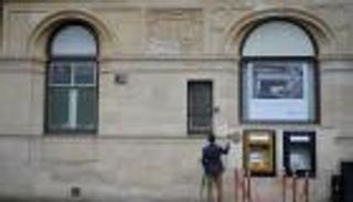 بالصور.. تحويل أول ماكينة صراف آلي في العالم إلى "قطعة ذهب"