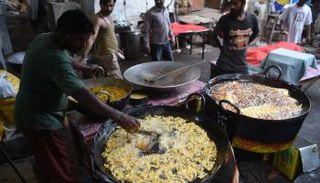 صناعة حلويات عيد الفطر (صورة أرشيفية)