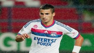 لاعب وسط ليون يختار روما