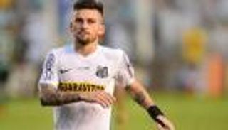 نجم سانتوس يحرج برشلونة