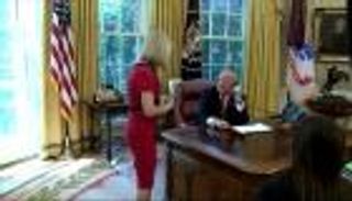 بالفيديو.. ترامب مغازلا صحفية إيرلندية: ابتسامتك جميلة