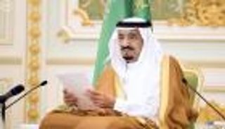 مركز الملك سلمان للإغاثة يبادر بعلاج طفل يمني بترت رجلاه ويده