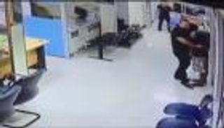 بالفيديو.. أغرب تصرف لشرطي مع مسلح