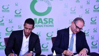 محمد رمضان أثناء التوقيع لـo3