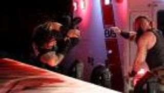 برون سترومان يعتدي على رومان رينز ويضعه داخل سيارة إسعاف