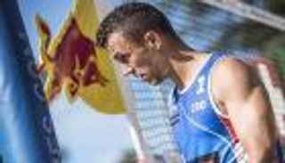 بالصور.. بيريسيتش يفشل في تجربة الطائرة الشاطئية