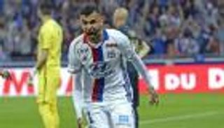 جماهير ليون تحتفل برحيل الجزائري "الخائن"