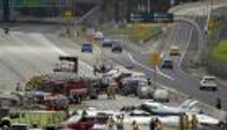 بالفيديو.. تحطم طائرة على طريق سريع بكاليفورنيا