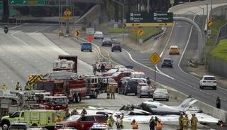 موقع الحادث بعد إطفاء الطائرة المشتعلة