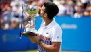 ديوكوفيتش يستعد لويمبلدون بالتتويج بلقب إيستبورن