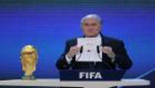 بلاتر: قطر فازت بتنظيم المونديال "خلف الكواليس"