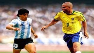 رونالدو ومارادونا يحضران نهائي القارات