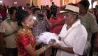 بالفيديو.. الزواج من التماسيح عادة مكسيكية تجلب الحظ للصيادين