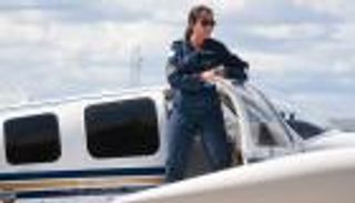 بالصور.. مصر تنظم مؤتمرا صحفيا لأصغر قائدة طائرة بالعالم