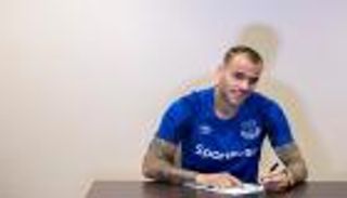 إيفرتون يخطف مهاجم مالاجا بالشرط الجزائي