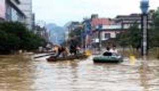 مقتل 15 وإجلاء عشرات الآلاف في فيضانات بجنوب الصين