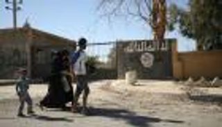 بالصور.. رسائل الرعب من قلب الرقة.. أرملة تستغيث بأمها عبر الواتس آب