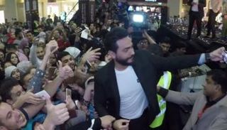 سيلفي تامر حسني مع معجبيه