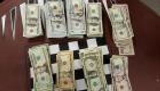 مطار أمريكي يصادر 90 ألف دولار خبأتها أسرة متجهة لقطر
