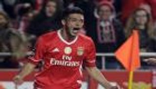 صراع إنجليزي على مهاجم المكسيك المطرود