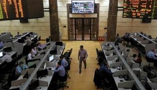 متعاملون في بورصة مصر- رويترز