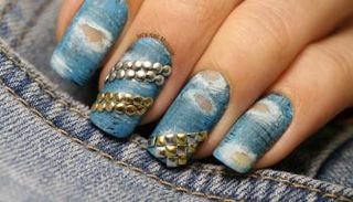 من صيحة بنطلونات الجينز الممزقة إلى أظافر الجينز 