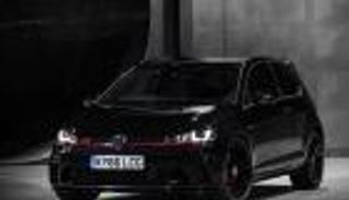 بالفيديو.. سباق مثير بين جولف GTI وصقر الشاهين في الإمارات