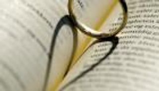 بالفيديو.. مراهق يتزوج سبعينية بعد قصة حب 