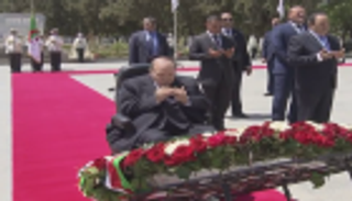 بالفيديو.. بوتفليقة يرد على شائعة وفاته بالظهور في ذكرى الاستقلال