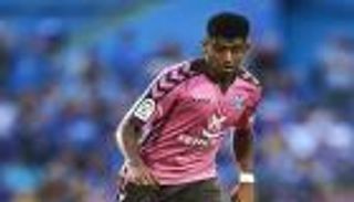 برشلونة يحسم الصراع الإسباني لضم مهاجم هندوراسي