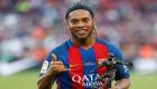 بالصور.. رونالدينيو يصل مصر لتدشين مؤسسته الإنسانية