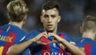 لاعب برشلونة يعوض رحيل لاكازيت عن ليون