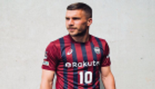 "تويتر" يحتفل بانتقال بودولسكي إلى الدوري الياباني