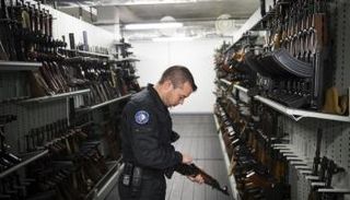 الداخلية الفرنسية ترى خللًا في منح تراخيص الأسلحة (الفرنسية)