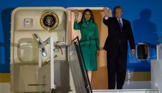 ترامب وزوجته لدى وصولهما إلى بولندا (الفرنسية)