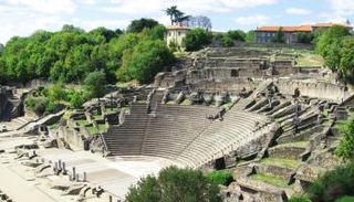 ليون تقع بين مدينتي باريس ومارسيليا