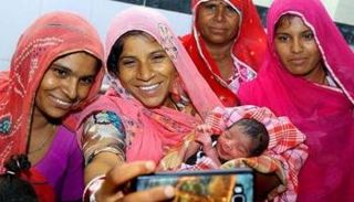 المولودة الهندية "ضريبة" مع بعض أفراد أسرتها