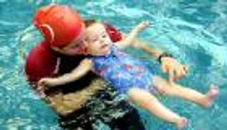 دروس السباحة تضر الأطفال